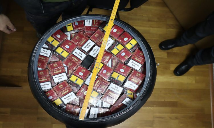 Butoi plin cu ţigări, descoperit de poliţiştii de frontieră în albia râului Siret