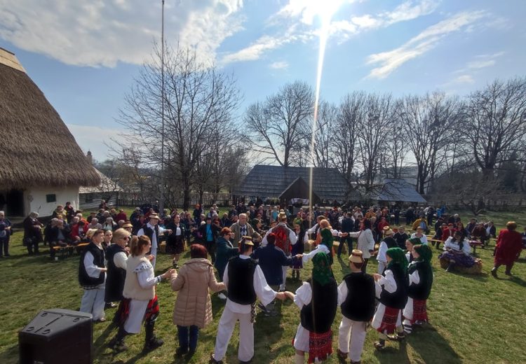 Seniorii băimăreni, sărbătoriţi la Muzeul Satului cu ocazia Zilei Mondiale a Asistenței Sociale