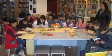 Elevii clasei a III-a de la Școala Gimnazială Ardusat, în vizită la Biblioteca Judeţeană „Petre Dulfu”, cu ocazia Zilei Internaționale a Teatrului pentru Copii și Tineret