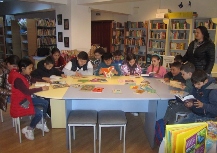 Elevii clasei a III-a de la Școala Gimnazială Ardusat, în vizită la Biblioteca Judeţeană „Petre Dulfu”, cu ocazia Zilei Internaționale a Teatrului pentru Copii și Tineret