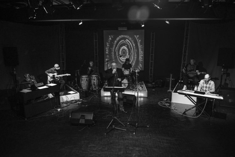 DE-CONECTAT la Teatrul Municipal din Baia Mare, spectacol muzical al Secţiei revistă 