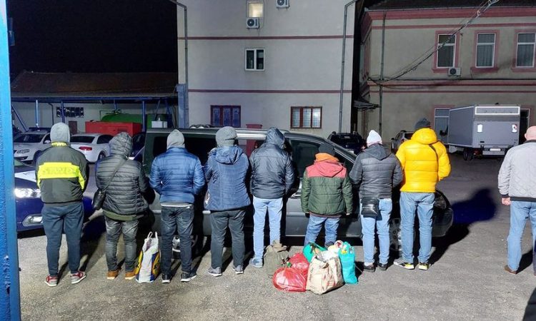 Două călăuze și opt migranți, opriți la frontiera cu Ungaria