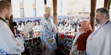 Slujire arhierească la Parohia Ortodoxă Ieud. Tanti Lenuța de la Chinteni a fost distinsă cu „Crucea Iustinian Arhiepiscopul pentru laici”