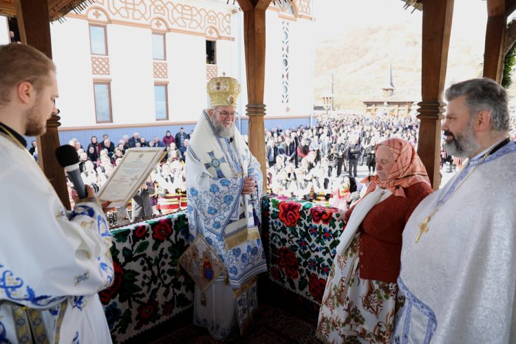 Slujire arhierească la Parohia Ortodoxă Ieud. Tanti Lenuța de la Chinteni a fost distinsă cu „Crucea Iustinian Arhiepiscopul pentru laici”