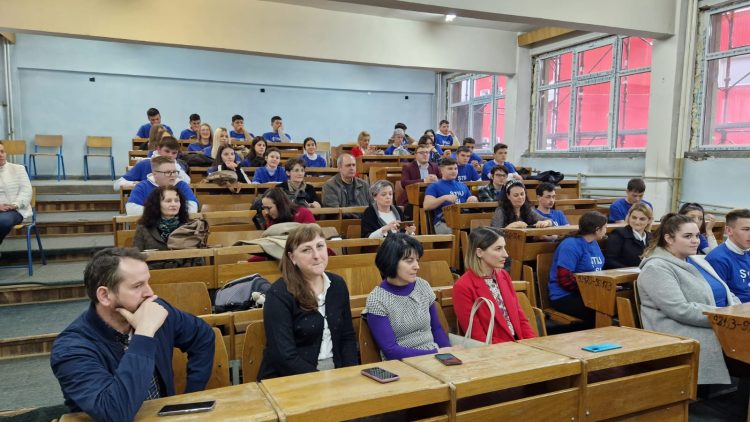 Echipele a două licee din Maramureş, calificate la etapa naţională a Concursului „Ştiu şi aplic – Securitatea şi sănătatea în muncă se deprind de pe băncile şcolii”