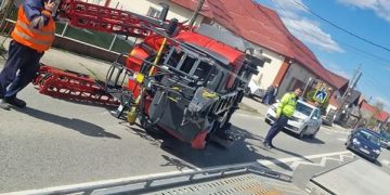 Utilaj răsturnat de pe platformă la Satulung