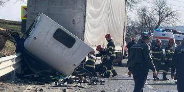 IMAGINI de la accidentul grav de la Deseşti. Un autocamion şi un autoturism s-au ciocnit