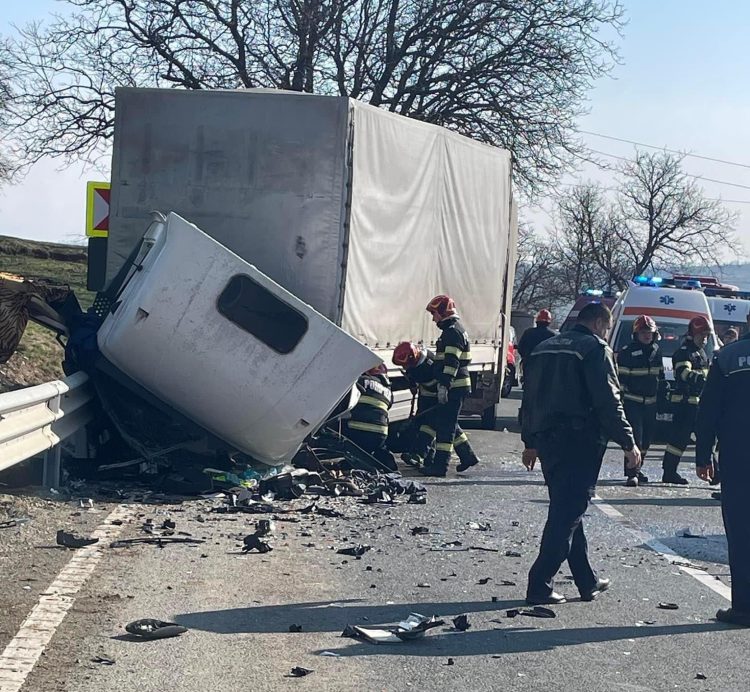 IMAGINI de la accidentul grav de la Deseşti. Un autocamion şi un autoturism s-au ciocnit