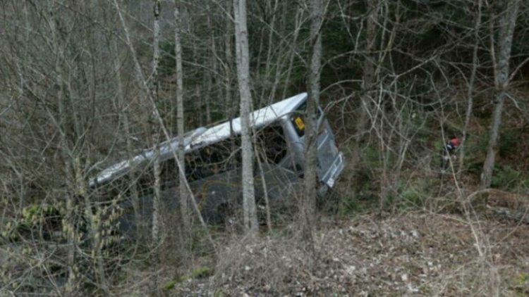 Un autocar plin cu copii a căzut într-o râpă. Peste 20 de persoane au fost rănite