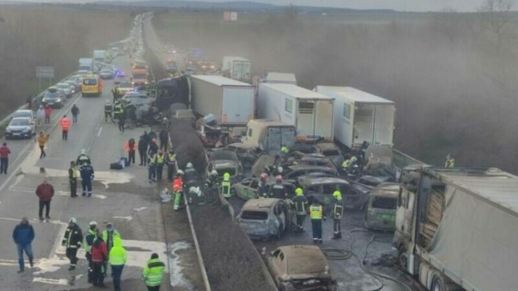 Accident uriaș pe o autostradă din Ungaria. Peste 40 de TIR-uri și mașini s-au ciocnit în lanț. A izbucnit și un incendiu