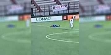 Un fotbalist de 21 de ani s-a prăbușit pe teren și a murit în urma unui atac de cord