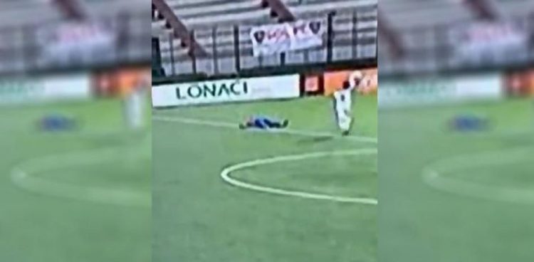 Un fotbalist de 21 de ani s-a prăbușit pe teren și a murit în urma unui atac de cord