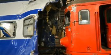 Accident feroviar grav într-o gară din România: O locomotivă a izbit puternic vagonul unui tren de călători