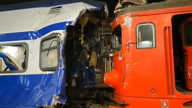 Accident feroviar grav într-o gară din România: O locomotivă a izbit puternic vagonul unui tren de călători