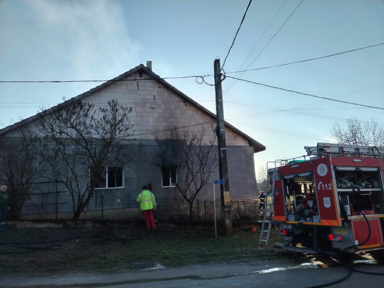 Incendiu la o gospodărie din Mireșu Mare. FOTO