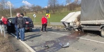 Grav accident între Deseşti şi Hărniceşti. Coliziune între un autocamion şi un autoturism – FOTO