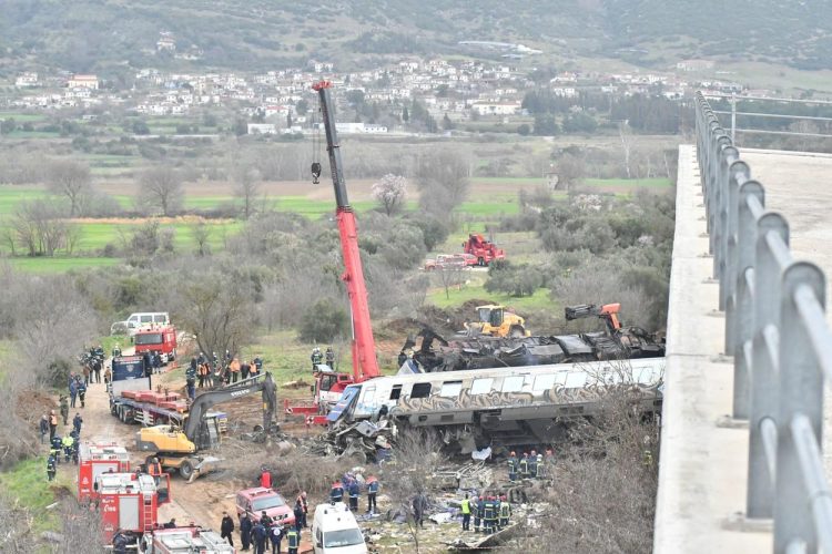 Teribil accident feroviar în Grecia. Zeci de morţi şi răniţi după ciocnirea frontală a două trenuri