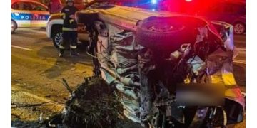 Șoferul beat a rămas încarcerat după ce s-a izbit cu mașina de un copac și s-a răsturnat.