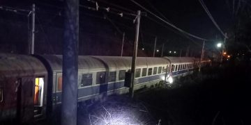 A fost activat planul roşu! Marfar încărcat cu zeci de mașini noi, deraiat. Un tren cu peste 200 de călători la bord a frânat brusc, pentru a evita ciocnirea