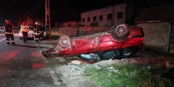 Accident în Satu Mare. O mașină s-a răsturnat și doi tineri au ajuns la spital