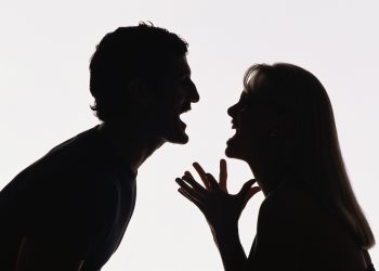 Mărţişor aparte pe numele unei femei: ordin de protecție provizoriu emis de polițiștii din Leordina după ce a făcut scandal şi a distrus uşa locuinţei  
