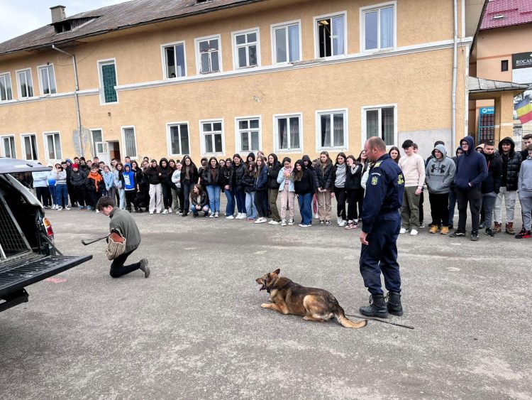 Elevi din Moisei şi Borşa au petrecut o zi de neuitat în compania câinelui polițist Athos