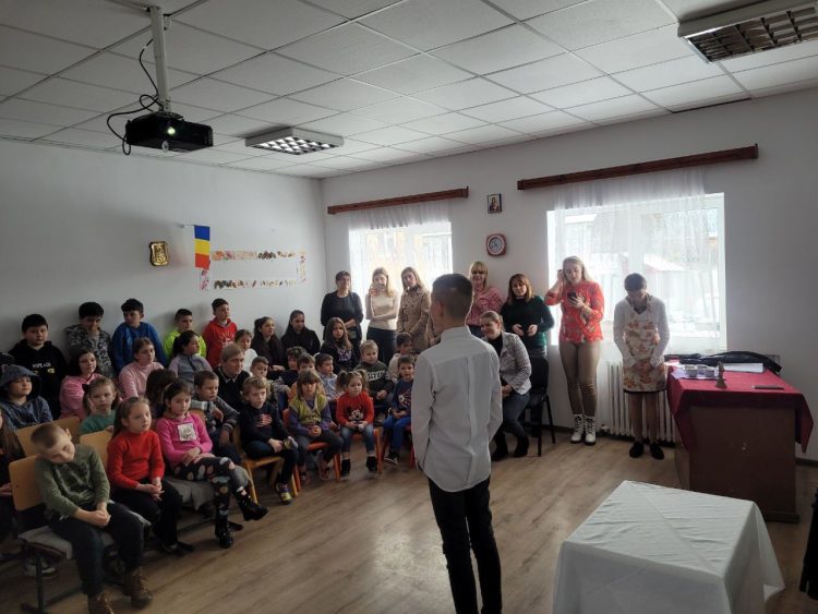 Ziua Mondială a Teatrului: Five a clock la Școala Gimnazială Numărul 7 Borșa