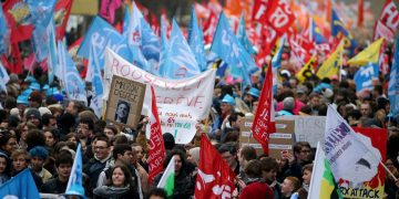 Senatul francez a votat: vârsta de pensionare a fost crescută de la 62 la 64 de ani