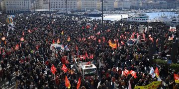 Alertă de călătorie în Franța: Transport public și zboruri perturbate de greva generală