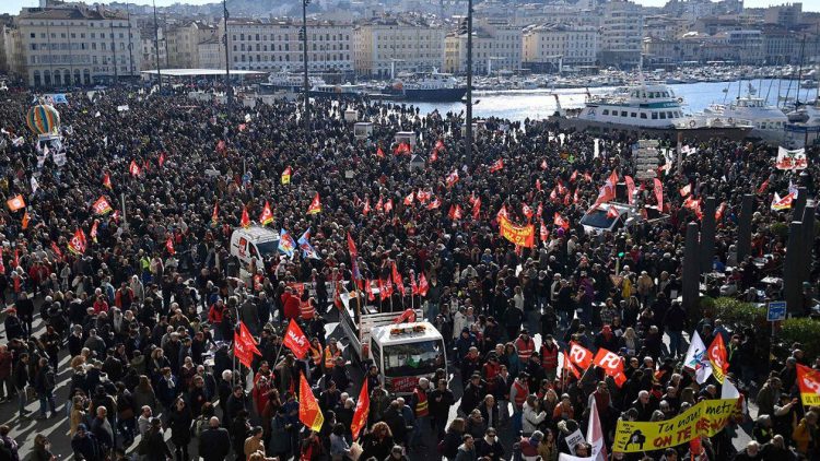 Alertă de călătorie în Franța: Transport public și zboruri perturbate de greva generală