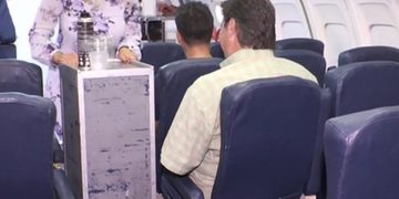 O femeie a cerut despăgubiri pentru că un om a murit lângă ea în avion