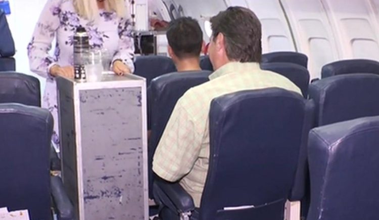 O femeie a cerut despăgubiri pentru că un om a murit lângă ea în avion