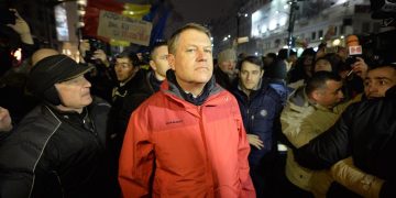 Naivi și proști…