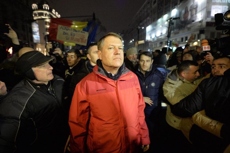 Naivi și proști…