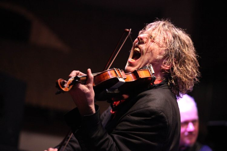 Violonistul Diavolului, cel mai „sălbatic” violonist al Germaniei, ajunge joi în Baia Mare