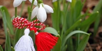 Mărțișorul, vestitor al înnoirii. Tradiții și legende pentru prima zi de primăvară