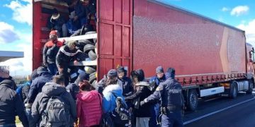 Șofer român de TIR prins în Ungaria cu 54 de migranți înghesuiți într-un TIR între cauciucuri