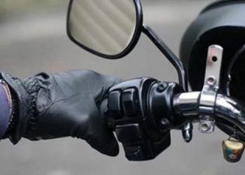 Tânăr de 18 ani cercetat după ce a condus băut şi fără permis un motociclu neînmatriculat