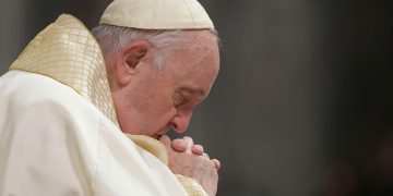 Papa Francisc a fost spitalizat din cauza unei infecții respiratorii, însă starea lui de sănătate se îmbunătățește