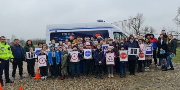 Polițiștii Serviciului Rutier printre copiii din Lucăcești și Mireșu Mare
