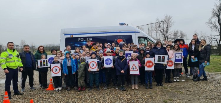 Polițiștii Serviciului Rutier printre copiii din Lucăcești și Mireșu Mare