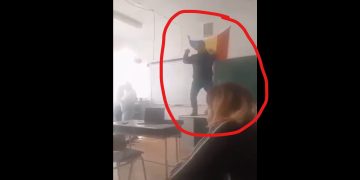 EDITORIAL: Cu profesori care dansează pe catedră e normal să nu avem lideri