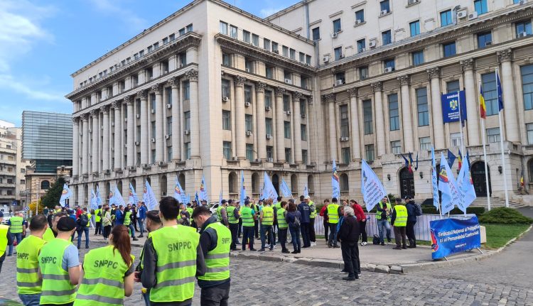 Poliţiştii au protestat de ziua lor, în fața sediului Ministerului Afacerilor Interne