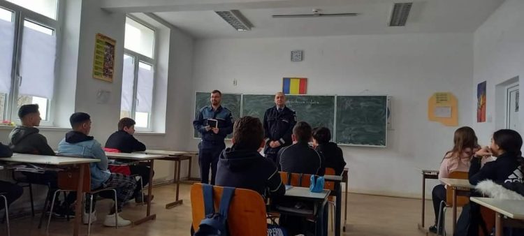Activităţi preventive desfăşurate de jandarmi şi poliţişti în cinci şcoli din Copalnic Mănăștur, Cernești, Poienile de sub Munte și Borșa