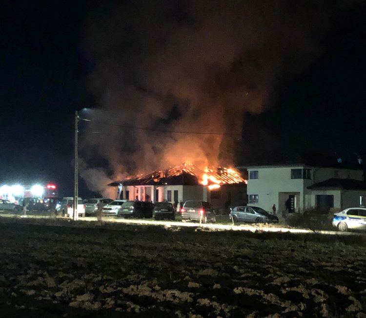 Incendiul violent la o gospodărie din Tulghieș. Pompierii ar fi intrat cu autospeciala într-un șanț. VIDEO