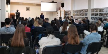 Peste 400 de elevi băimăreni, în dialog cu poliţiştii de Ziua Poliţiei Române
