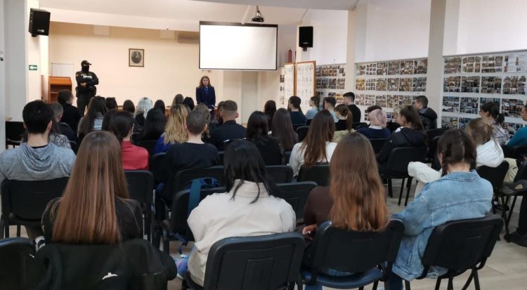 Peste 400 de elevi băimăreni, în dialog cu poliţiştii de Ziua Poliţiei Române