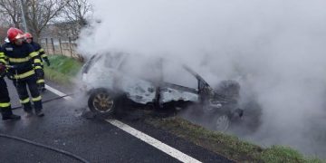 Accident la Jucu! Mașina a luat foc imediat după impact. Șoferița a fost salvată în ultimul moment. VIDEO