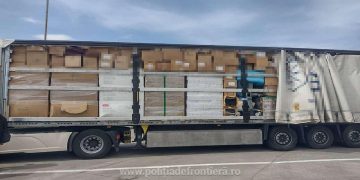 TIR încărcat cu 20 de tone de articole second-hand, oprit de poliţiştii de frontieră