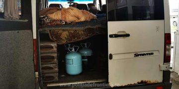 Poliţiştii de frontieră au descoperit butelii cu freon într-un microbuz înmatriculat în Ucraina